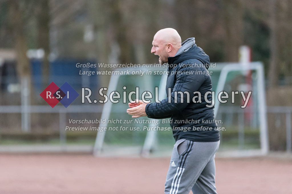 Fußball, Saison 2022/23, Oberliga Hamburg, Niendorfer TSV - FC Türkiye, Sachsenweg (Hamburg), 26.02.2023, 29. Spieltag | Daniel Sager (Türkiye, Trainer) feuert seine Spieler nach dem Gegentor energisch von der Seitenlinie aus an.