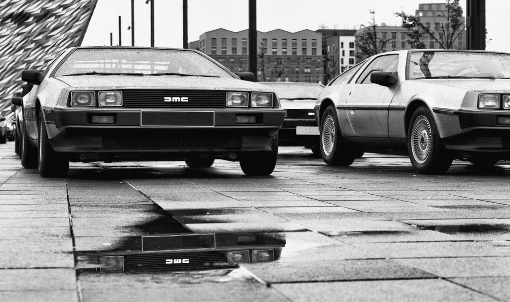 Der Delorean DMC-12 in ikonischen SW-Zurück in die Zukunft | Dies sind DeLorean DMC-12 Sportwagen, bekannt für ihre Edelstahlkarosserie und ikonischen Flügeltüren.Das Modell wurde von 1981 bis 1982 produziert und erlangte Kultstatus durch die Filmreihe "Zurück in die Zukunft".Die Fahrzeuge verfügen über einen 2,8-Liter-V6-Motor mit 132 PS und ein Design von Italdesign Giugiaro - Realisiert mit Pictrs.com