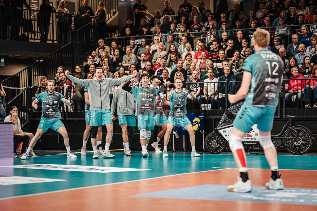 Volleyball | Herren | Saison 2025/2026 | 1. Volleyball Bundesliga Männer | DVV Pokal Halbfinale | SVG Lüneburg vs. SWD powervolleys Düren | 16.12.2025 | Siebe Korenblek (#12, SWD powervolleys Düren) rechts jubelt in Richtung der Ersatzspieler