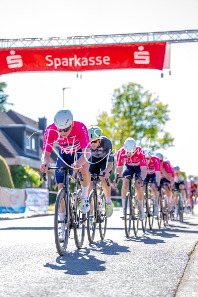 Spurt in den Mai 2026 - Großer Preis der Sparkasse Neuss | Annual one-day road cycling race "Großer Preis der Sparkasse Neuss" held in Büttgen, Germany, organized by VfR Büttgen 1912 e.V. The event features multiple races across all age categories from U11 youth to Elite men. - Realisiert mit Pictrs.com