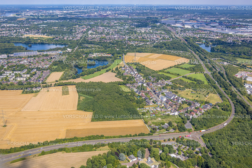 Duisburg250704852West | Luftbild, Wohngebiet Ortsansicht Ortsteil Mühlenberg an der Hohenbudberger Straße, Mühlenbergsee mit Wiesen und Felder, Charlottenring Landesstraße L473, Friemersheim, Duisburg, Ruhrgebiet, Nordrhein-Westfalen, Deutschland