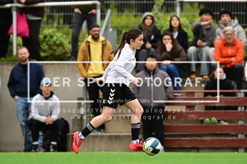 Fußball I Frauen I Saison 2025-2026 I Bezirksliga I 21. Spieltag I Harburger TB - Rahlstedter SC I 166482 | Der Sportfotograf. - Realisiert mit Pictrs.com