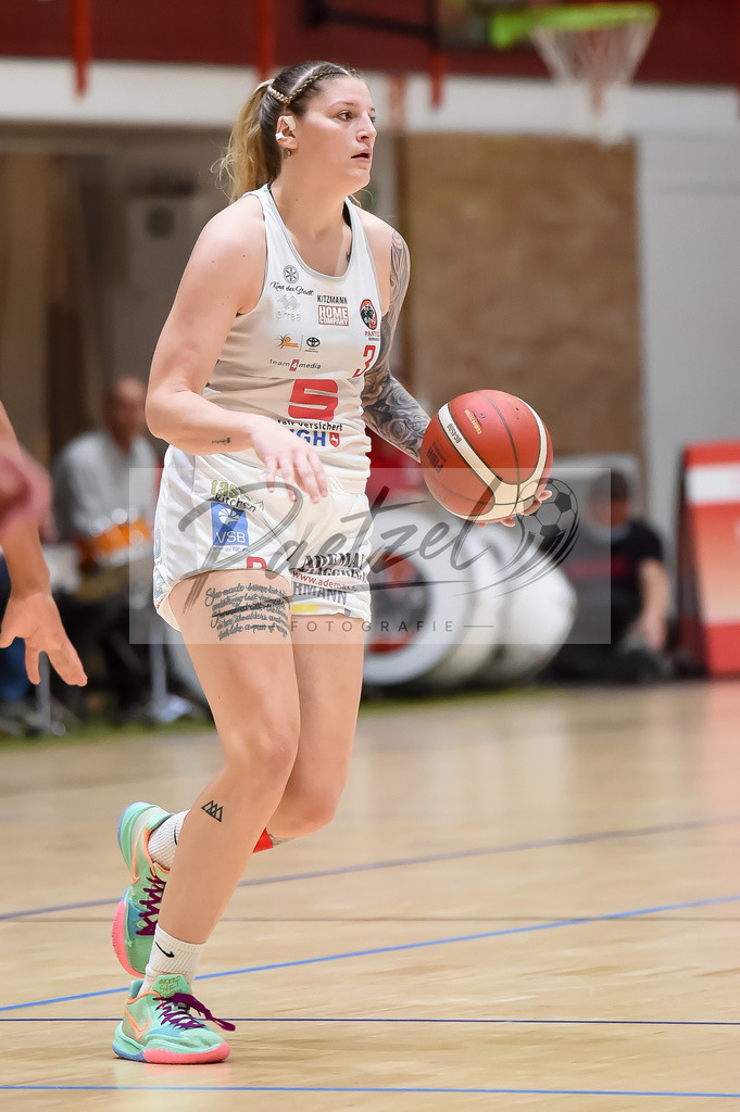 PANNOE20211010_032 | Basketball, Frauen: Samantha Fuehring (GiroLive-Panthers Osnabrueck) in Aktion, am Ball, Einzelaktion beim Spiel der Toyota DBBL zwischen GiroLive-Panthers Osnabrueck und Eigner Angels Noerdlingen im datos – home of the panthers am 10.10.2021 in Osnabrueck, Deutschland. - Realisiert mit Pictrs.com