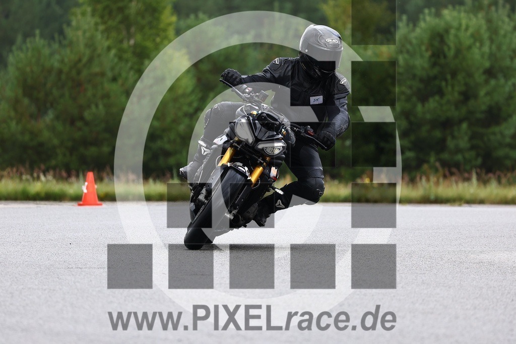 0215-20250713_00486 | Schöne Erinnerungen an spannende Momente - das festzuhalten ist unser Job. PIXELrace.de ist seit 2003 auf den Rennstrecken Europas unterwegs um die Action draußen beim Fahren und die wunderbare Stimmung imm Fahrerlager für euch einzufangen.