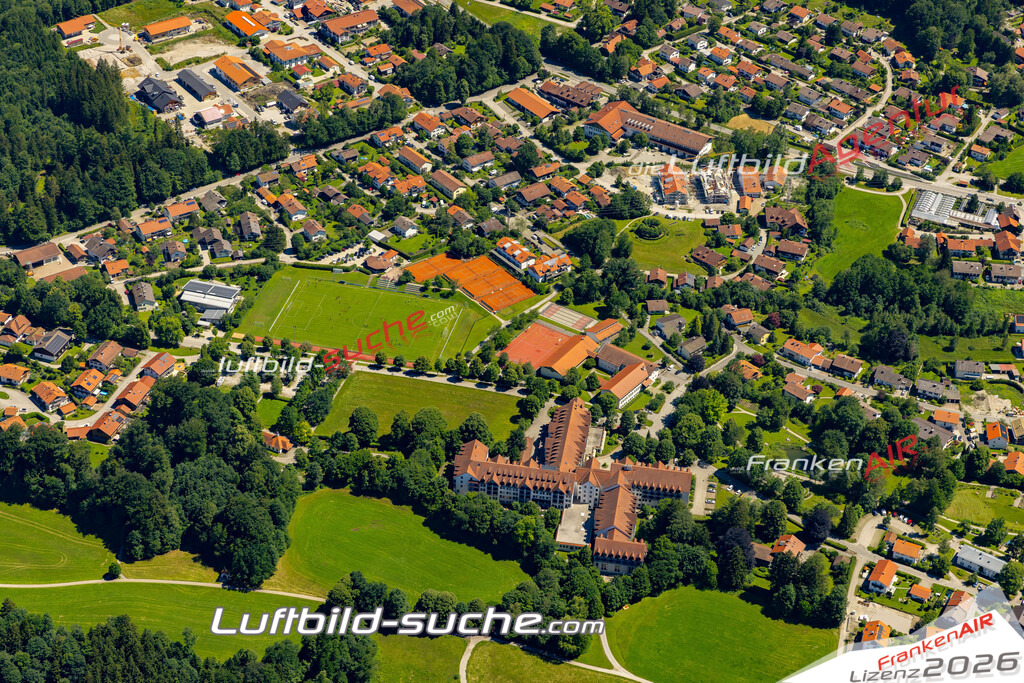Aktuelles Luftbild von  Bad Heilbrunn - Die Luftaufnahme wurde 2022 mittels UL-Flugzeug erstellt ( keine Drohne ) - hochauflösende Kamera-Systeme von  Canon -Beste Qualität - Für grossformatige Ausdrucke geeignet. Die Geschenkidee !