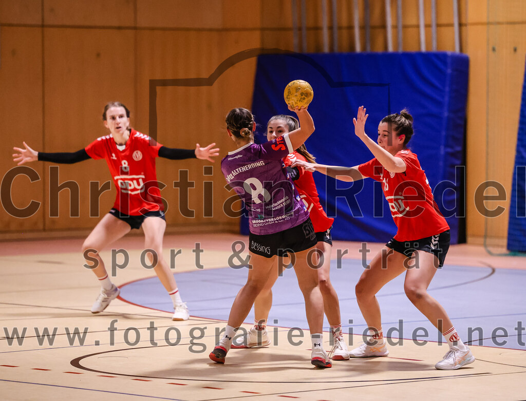 2025-01-18_084_SpVgg_Altenerding_gegen_TV_Altoetting | Erding, Deutschland, 18.01.2025:Handball, Bezirksoberliga Frauen Altbayern 2024 / 2024, 11. Spieltag, SpVgg Altenerding gegen TV Altötting, Endergebnis: 19:24Stephanie Spinner (TV Altötting, #8), Lena Prem (SpVgg Altenerding, #8), Stefanie Koller (TV Altötting, #13)Foto: Christian Riedel / fotografie-riedel.net