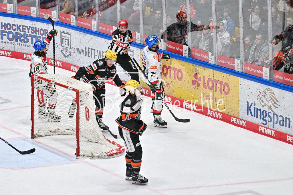 Löwen Frankfurt -Augsburger Panther | Jubel der Gaeste nach dem Treffer zum 3-4 durch Nicholas BAPTISTE (Augsburger Panther 73) / Freude / Happy / Tor / Torschuetze / DEL: Loewen Frankfurt - Augsburger Panther, Eissporthalle Frankfurt am 14.02.2025