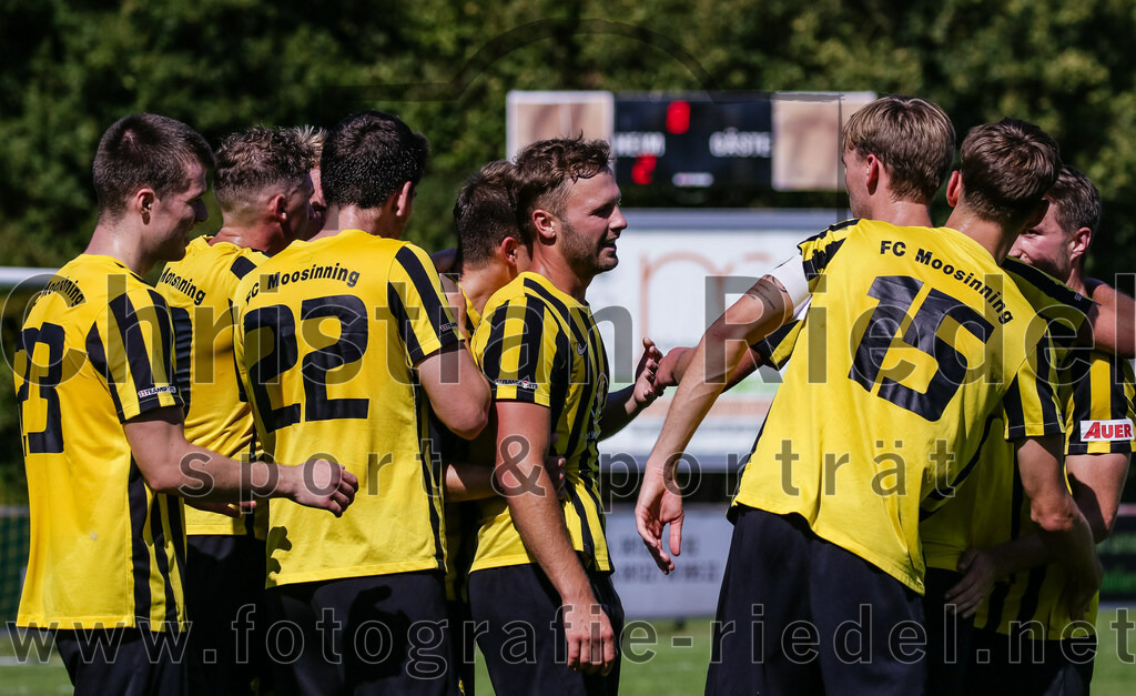 2023-08-19_110_FC_Moosinning_gegen_SV_Reichertsheim | Moosinning, Deutschland, 19.08.2023:
Fußball, Bezirksliga Oberbayern Ost 2023 / 2024, 5. Spieltag, FC Moosinning gegen SV Reichertsheim, Endergebnis: 0:4

Jubel nach dem 2:0 durch Thomas Auerweck (FC Moosinning, #19)

Foto: Christian Riedel / fotografie-riedel.net