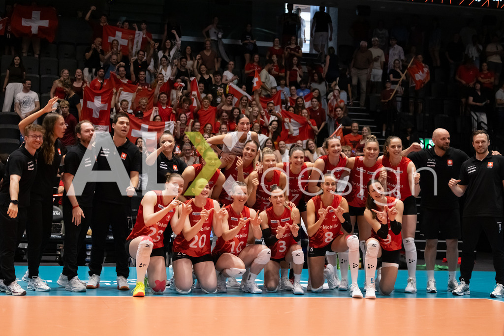 Austria v Switzerland - CEV European League Women | KRIENS, SWITZERLAND - JUNE 14: Team of Switzerland Winning Photo with Fans during the CEV European League match between Austria and Switzerland at Pilatus Arena on June 14, 2026 in Kriens, Switzerland. - Realisiert mit Pictrs.com