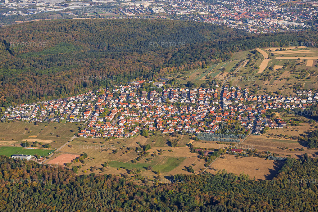 Luftbild: Ortsansicht aus Süden im Ortsteil Spessart in Ettlingen im Bundesland Baden-Württemberg in Deutschland. – Foto: IMG_159482.jpg vom 27.09.2026 durch Werner Riehm/FLY-FOTO.de – Auflösung des Originals: 5585 x 3723 px