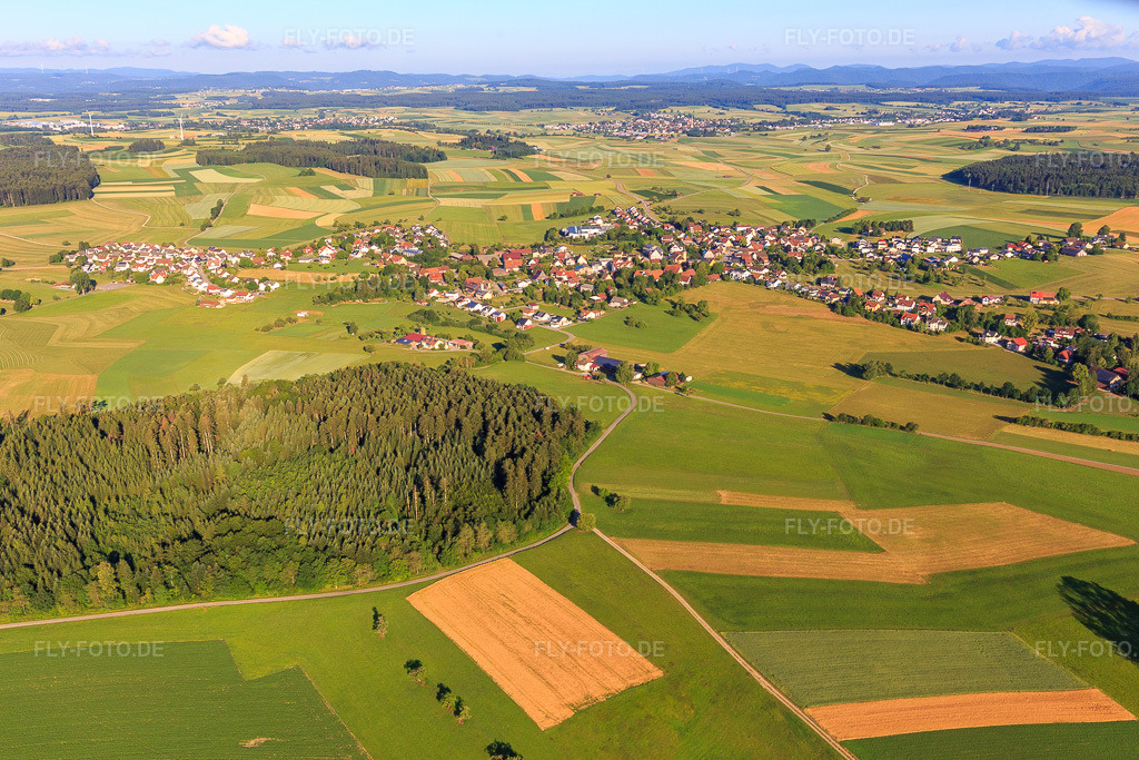 Luftbild: Dorfansciht aus Südosten im Ortsteil Beffendorf in Oberndorf im Bundesland Baden-Württemberg in Deutschland. Foto: IMG_148934.jpg vom 28.06.2025 durch Werner Riehm/FLY-FOTO.de