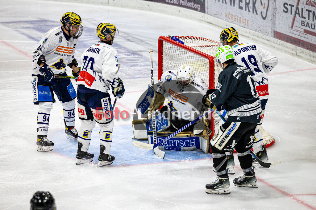 TSV Peißenberg MINERS gegen ESC Riverrats Geretsried | Eishockey Bayernliga Herren Vorrunde 2024/25, TSV Peißenberg MINERS gegen ESC Riverrats Geretsried, 20241122,Sichere Verteidigung,2024-11-22 in Peißenberg (Eisstadion Peißenberg)Dominik GRÄUBIG (River Rats Goali 34)Copyright: WolfgangxLindner