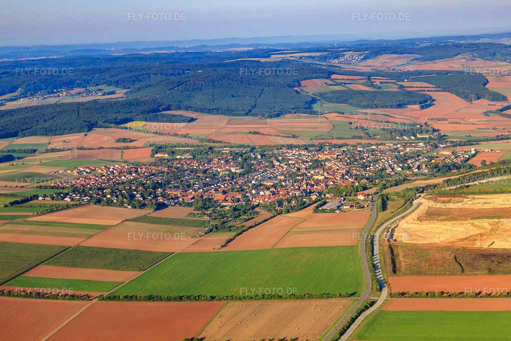 Luftbild: Ortsansicht aus Nordosten in Göllheim im Bundesland Rheinland-Pfalz in Deutschland. Foto: IMG_44457.jpg vom 20.08.2011 durch Werner Riehm/FLY-FOTO.de