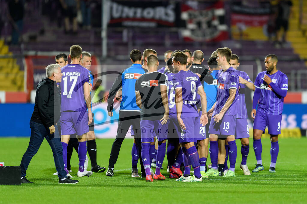 OSNVKO20210906_56 | Fussball, Herren: . Spieler vom VfL Osnabrueck Schlussjubel, jubeln nach dem 3:0 Sieg beim Spiel der 3. Liga zwischen VfL Osnabrueck und FC Viktoria Koeln im Stadion an der Bremer Bruecke am 06.09.2021 in Osnabrueck, Deutschland.DFB / DFL REGULATIONS PROHIBIT ANY USE OF PHOTOGRAPHS AS IMAGE SEQUENCES AND/OR QUASI-VIDEO. - Realisiert mit Pictrs.com