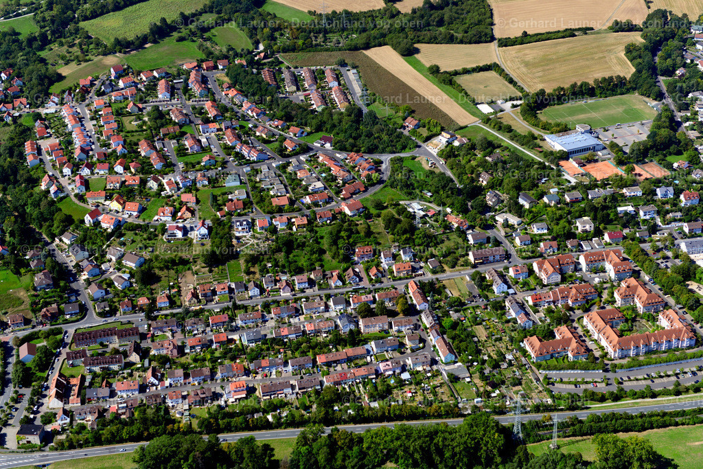 3650035 | ZELL AM MAIN 31.08.2016 Wohngebiet - Mischbebauung der Mehr- und Einfamilienhaussiedlung  in Zell am Main im Bundesland Bayern, Deutschland // Residential area - mixed development of a multi-family housing estate and single-family housing estate  in Zell am Main in the state Bavaria, Germany Foto: Gerhard Launer