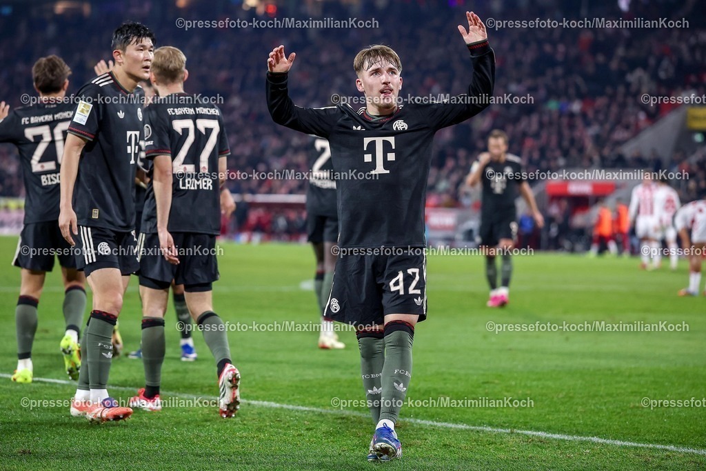 1FC14012601066 | 14.01.2026, Fußball, 1. FC Köln - FC Bayern München, 1. Fußball Bundesliga, 17. Spieltag, RheinEnergie-STADION, Saison 2025 2026: Torjubel nach dem Tor zum 3:1 durch Torschütze Lennart Karl (FC Bayern Muenchen #42) zusammen mit   DFB regulations prohibit any use of photographs as image sequences and or quasi-video.