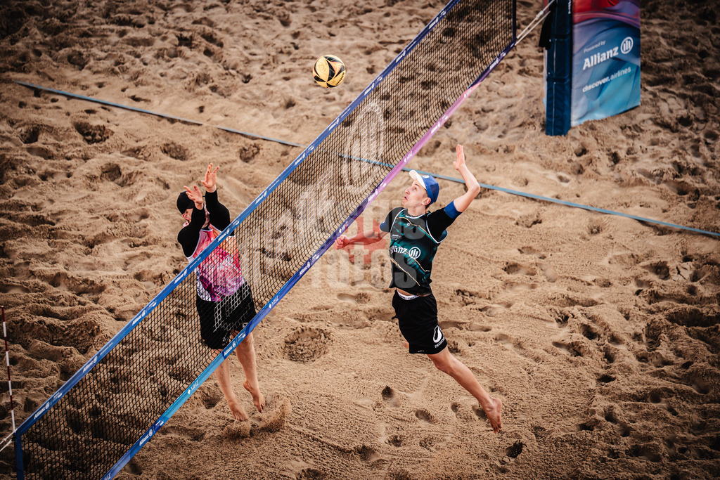 Beachvolleyball | Männer | Allianz German Beach Tour 2025 | Tourstop Berlin | 23.08.2025 | Momme Lorenz beim Angriff