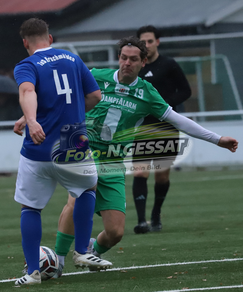 TuS Bruchmühlen II - Bünder SV | Auf dem Bild zu sehen: blau TuS Bruchmühlen: Luca Schnitker ; grün Bünder SV: Mirco HenselerTuS Bruchmühlen II, Bünder SV, Saison 25/26, Kreisliga A, Bruchmühlen, Deutschland - Realisiert mit Pictrs.com