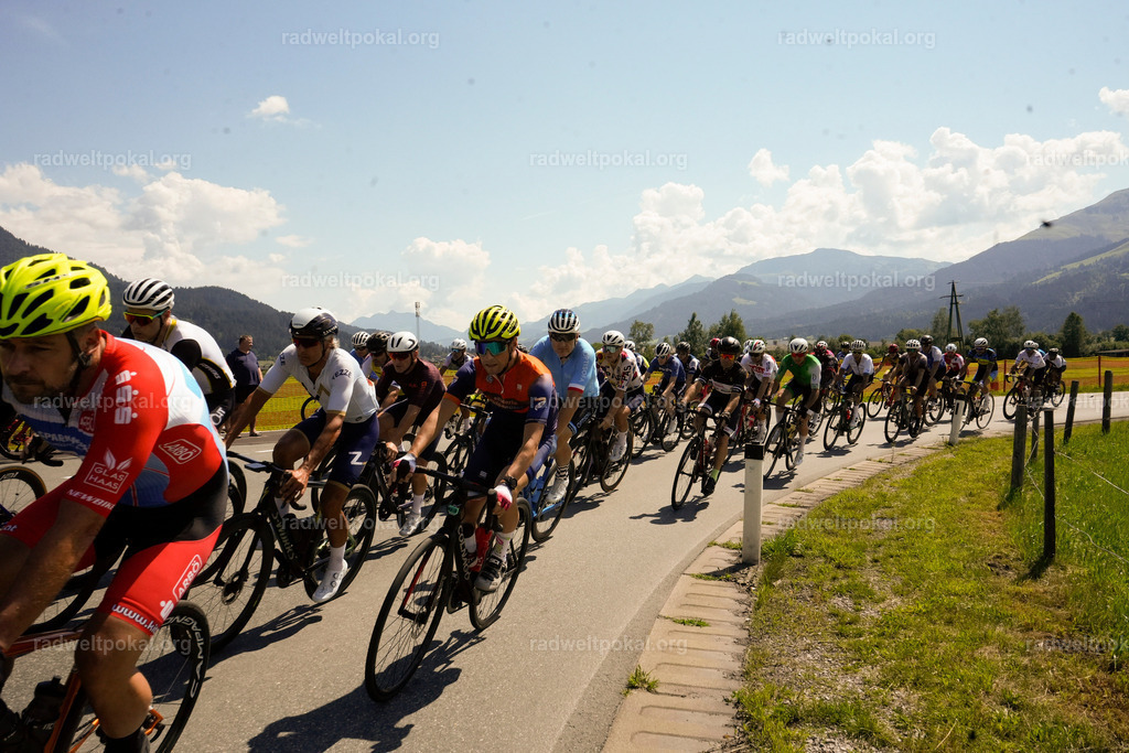 274_20230817_Bewerb_Maenner_Muehlanger | AUT - OESTERREICH, 2023-08-16: SPORT RENNRAD-FAHREN - 55. INTERNATIONALER RADWELTPOKAL IN ST. JOHANN IN TIROL  - Vintage-Radrennen mit WM-Bronze-Medaillen-Siegerin Christina Schweinberger, den Teilnehmer und Alexander Baumann (vom Orginastions-Team) - TAG 2 BEWERB MAENNER IN SECHS GRUPPEN  ; Foto: Roland Muehlanger