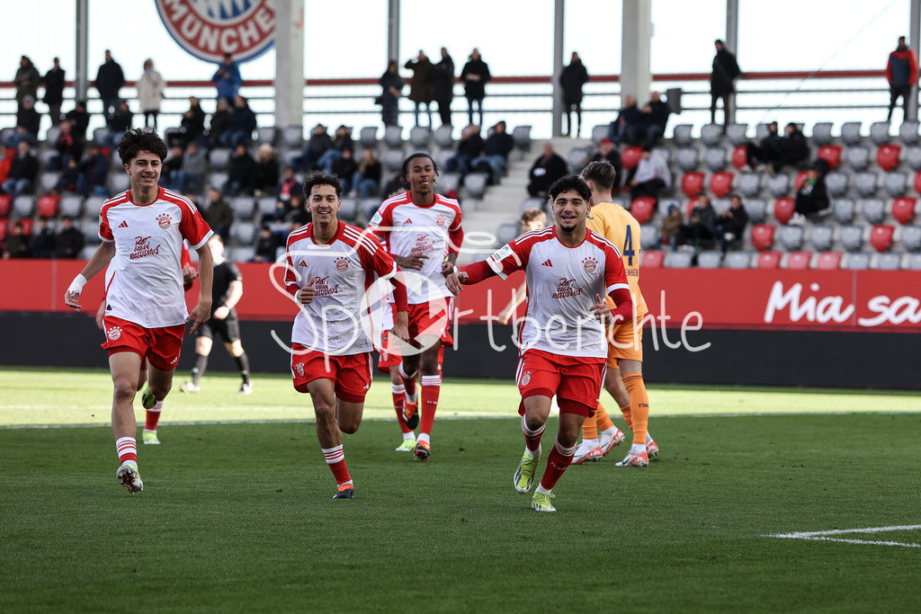 FC Bayern München U19 - TSG 1899 Hoffenheim U19 | Jubel nach dem Treffer zum 1-o fuer den FC Bayern durch Emirhan DEMIRCAN (FCB #11) / Torschuezte / Tor / Freude / Happy