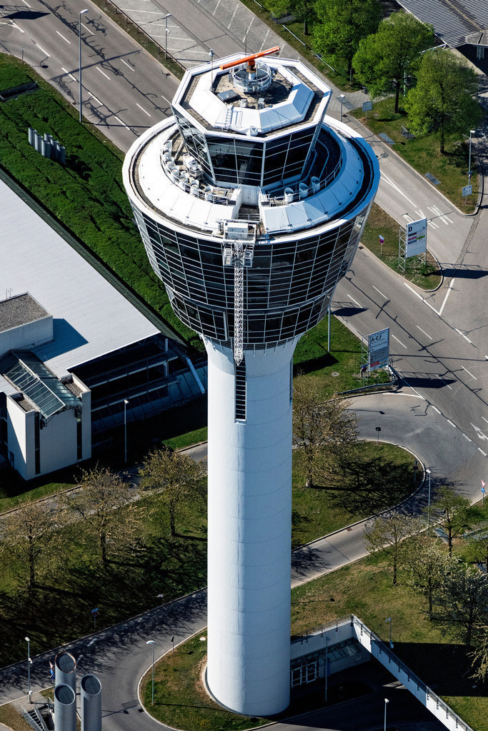 dr__0052301.jpg | MüNCHEN-FLUGHAFEN 23.04.2020 Tower des Flughafen in München-Flughafen im Bundesland Bayern, Deutschland. Weiterführende Informationen bei: DFS Deutsche Flugsicherung GmbH,  Flughafen München GmbH. // Tower of the airport in Muenchen-Flughafen in the state Bavaria, Germany. Further information at: DFS Deutsche Flugsicherung GmbH,  Flughafen Muenchen GmbH. Foto: Daniel Reiter