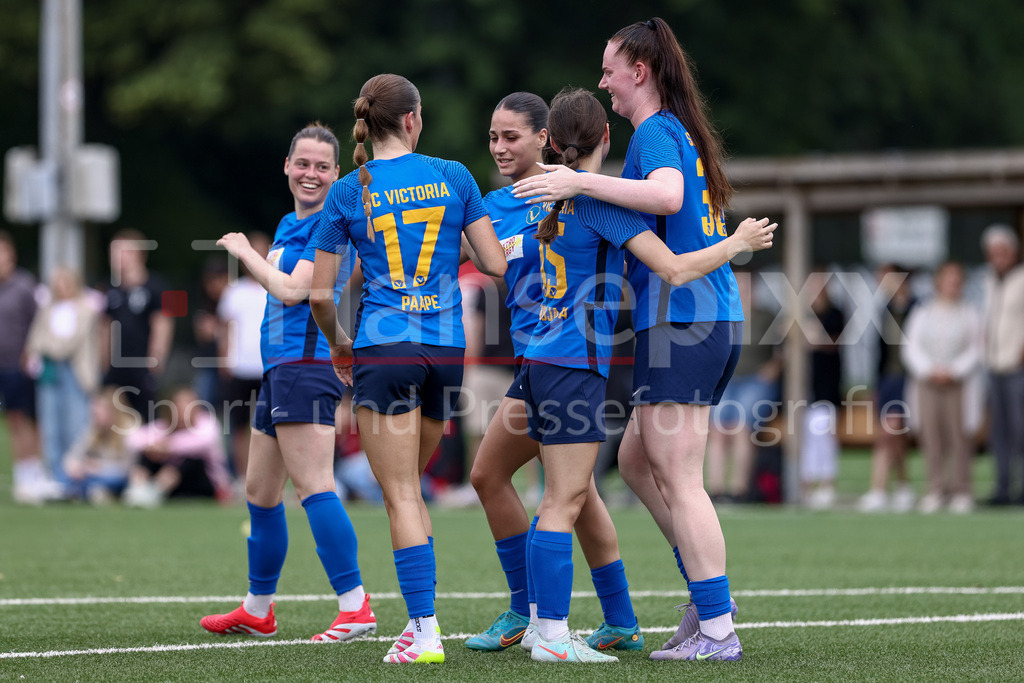 Fussball, Aufstiegsrunde Regionalliga Nord Frauen, FC Union 60 - SC Victoria Hamburg | Spielerinnen vom SC Victoria Hamburg mit Torjubel, Jubel, jubeln, jubelt, optimistisch, Spielszene, Highlight, Freude über das Tor zum 0:6