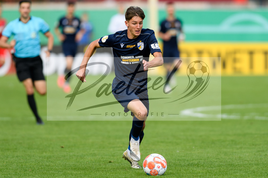 JENKOE20210808_313 | Fussball, Herren: Alexander Prokopenko (FC Carl Zeiss Jena) in Aktion, am Ball, Einzelaktion beim Spiel der 1. Runde im DFB-Pokal zwischen FC Carl Zeiss Jena und 1. FC Koeln im Ernst-Abbe-Sportfeld am 08.08.2021 in Jena, Deutschland.DFB / DFL REGULATIONS PROHIBIT ANY USE OF PHOTOGRAPHS AS IMAGE SEQUENCES AND/OR QUASI-VIDEO. - Realisiert mit Pictrs.com
