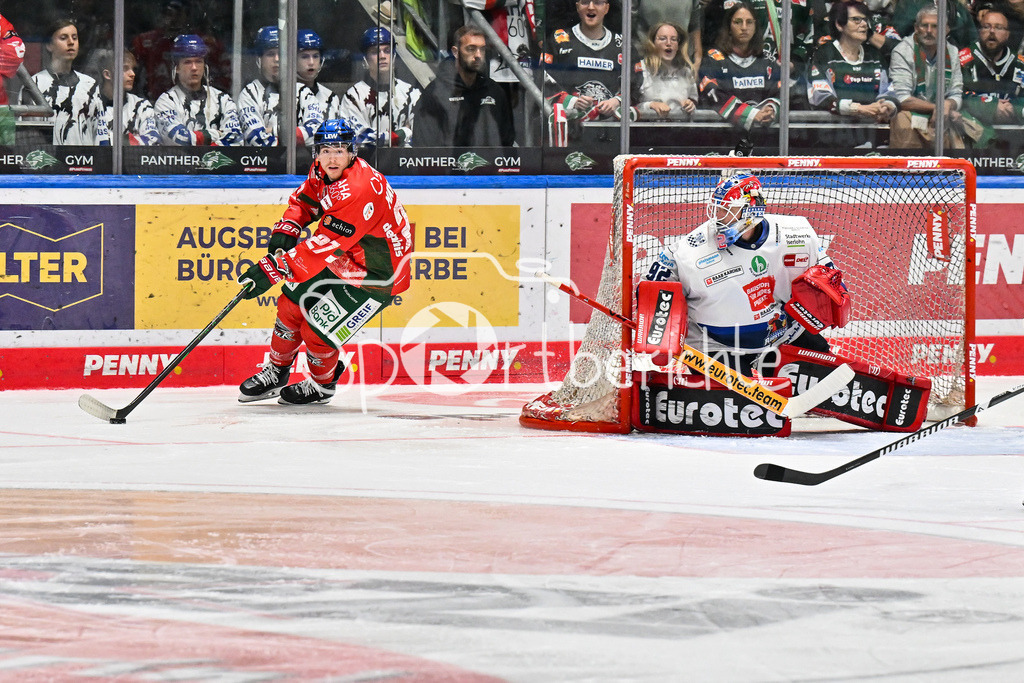 Augsburger Panther - Iserlohn Roosters | am Puck Kyle MAYHEW (Augsburger Panther 27) vor Andreas JENIKE (Iserlohn Roosters 92) / Penny DEL: Augsburger Panther - Iserlohn Roosters; Curt Frenzel Stadion am 21.09.2025