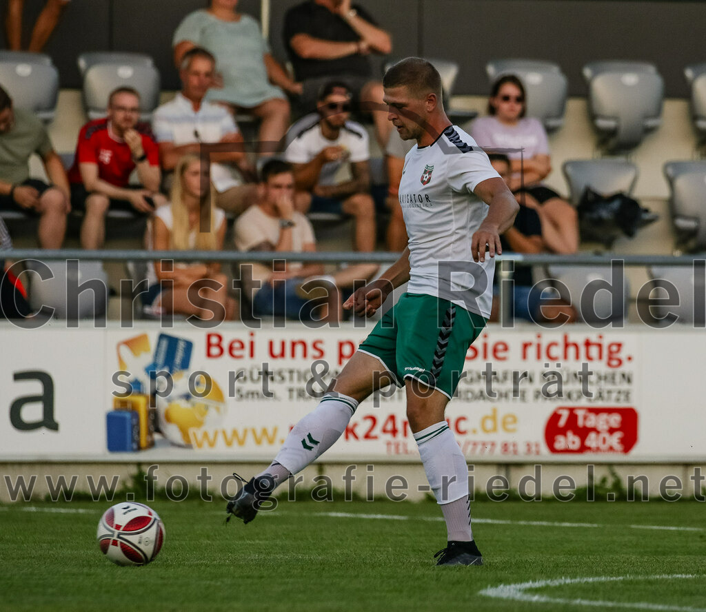 2023-08-18_064_FC_Schwaig_gegen_TSV_Kastl | Oberding, Deutschland, 18.08.2023:
Fußball, Landesliga Südost 2023 / 2024, 7. Spieltag, FC Schwaig gegen TSV Kastl, Endergebnis: 2:2

Nils Wölken (FC Schwaig, #8)

Foto: Christian Riedel / fotografie-riedel.net