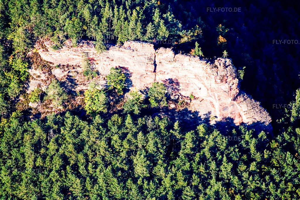 Luftbild: Ruine und Mauerreste der ehemaligen Burganlage Lindelbrunn in Vorderweidenthal im Bundesland Rheinland-Pfalz in Deutschland. Foto: IMG_13661.jpg vom 28.09.2008 durch Werner Riehm/FLY-FOTO.de
