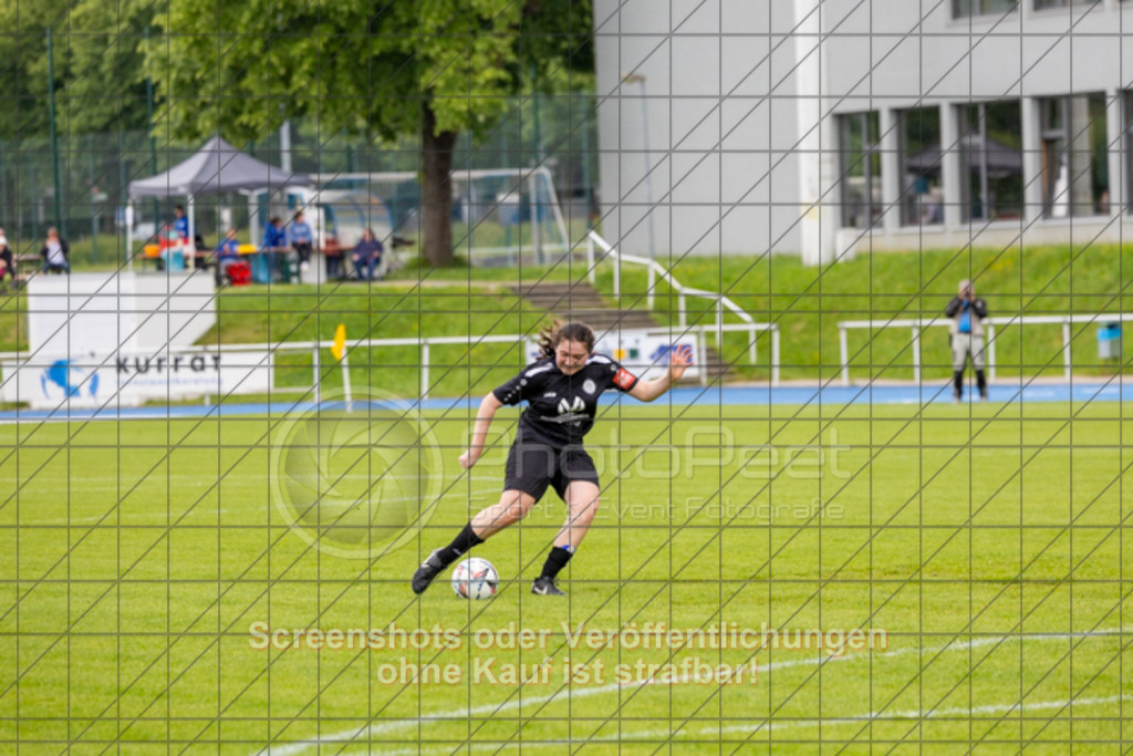 20250529_145105_1287 | Katja Geiger (1.FC Donzdorf #02) erzeihlt hier den 1:2 Siegtreffer in der Nachspielzeit  SGM Wendlingen-Ötlingen II (blau) vs. 1.FC Donzdorf II (schwarz), Fussball, Frauen-Bezirkspokal Finale Saison 2024/2025, Rasenplatz VfL Stadion Kirchheim, Jesinger Straße 105, 73230 Kirchheim, 29.05.2025 - 13:00 Uhr,Foto: PhotoPeet-Sportfotografie/Peter Harich