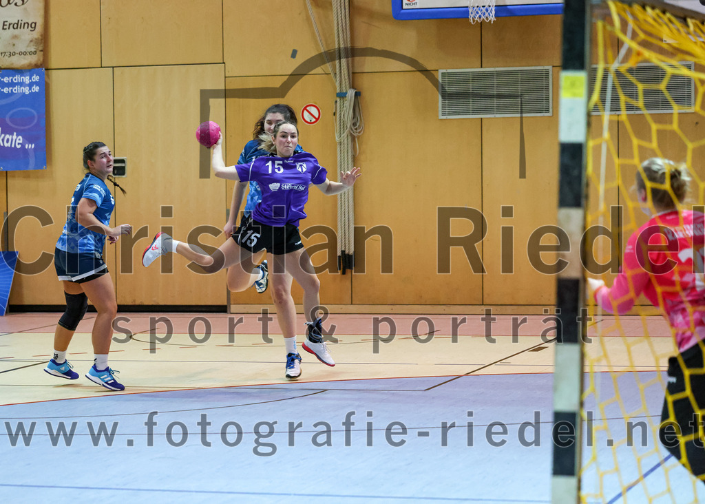 2023-01-21_021_SpVgg_Altenerding_gegen_TSV_Karlsfeld | Erding, Deutschland, 21.01.2023:
Handball, Bezirksoberliga Frauen Altbayern 2022 / 2023, 8. Spieltag, SpVgg Altenerding gegen TSV Karlsfeld, Endergebnis: 28:24

Lena Prem (SpVgg Altenerding, #15), Laura Schestak (TSV Eintracht Karlsfeld, #21)

Foto: Christian Riedel / fotografie-riedel.net
