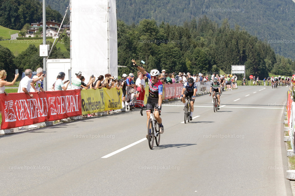 1066_20230817_Bewerb_Maenner_Muehlanger | AUT - OESTERREICH, 2023-08-16: SPORT RENNRAD-FAHREN - 55. INTERNATIONALER RADWELTPOKAL IN ST. JOHANN IN TIROL  - Vintage-Radrennen mit WM-Bronze-Medaillen-Siegerin Christina Schweinberger, den Teilnehmer und Alexander Baumann (vom Orginastions-Team) - TAG 2 BEWERB MAENNER IN SECHS GRUPPEN  ; Foto: Roland Muehlanger
