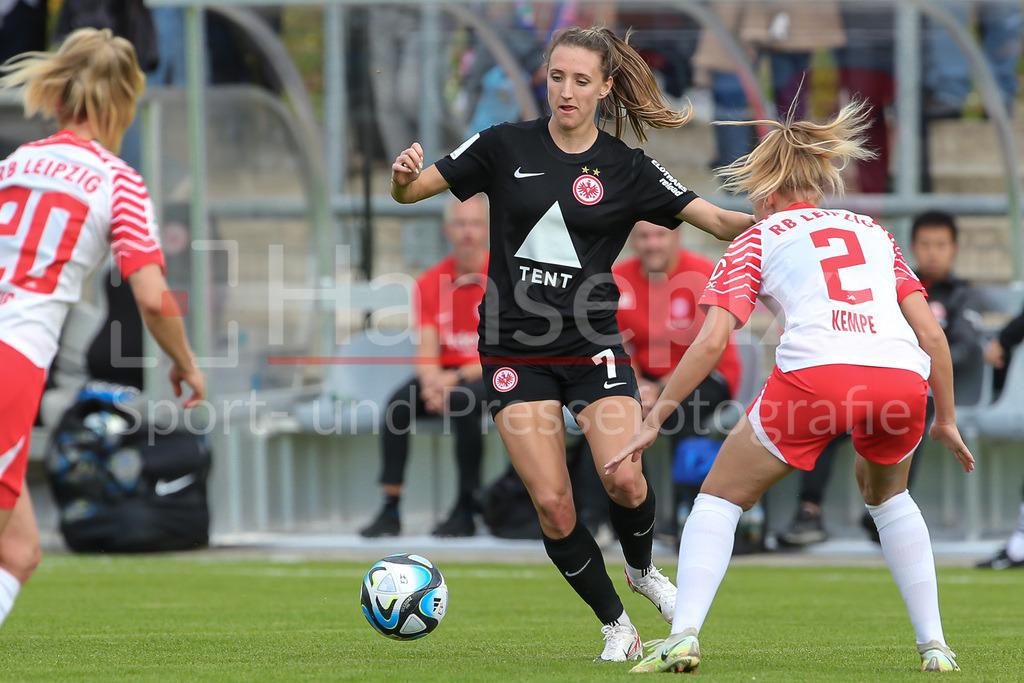 Fussball, Google Pixel Frauen-Bundesliga, Eintracht Frankfurt - RB Leipzig | v.li.: Lara Prasnikar (Eintracht Frankfurt, 7) und Frederike Kempe (RB Leipzig, 2) im Zweikampf, Duell, Dynamik, Aktion, Action, Spielszene, DIE DFB-RICHTLINIEN UNTERSAGEN JEGLICHE NUTZUNG VON FOTOS ALS SEQUENZBILDER UND/ODER VIDEOÄHNLICHE FOTOSTRECKEN. DFB REGULATIONS PROHIBIT ANY USE OF PHOTOGRAPHS AS IMAGE SEQUENCES AND/OR QUASI-VIDEO.