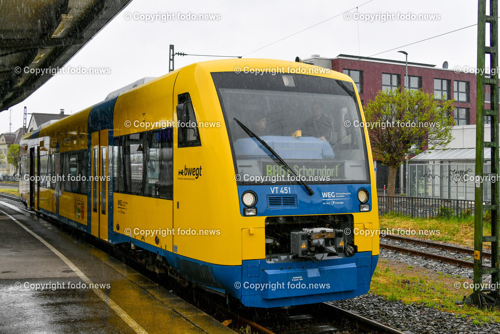 Deutschland_ Baden-Wuerttemberg_ Nahverkehr_ 26.04.2025-3 | 26.04.2025, Deutschland, GER, Baden-Wuerttemberg, im Bild Themenbild, Wieslauftalbahn, elektrifizierte Nebenbahn, Nahverkehr, Schorndorf, Zug, Eisenbahn, Schienenverkehr, Bahnhof, Transport, Reisende, Menschen, Lok, Waggon, Feature, Symbolbild