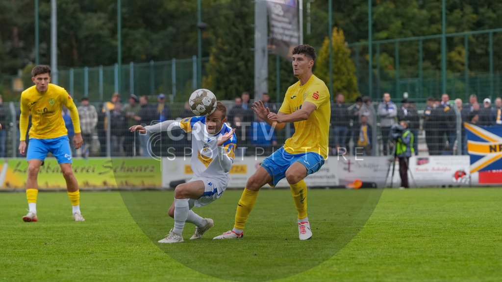 Fußball, Herren, Saison 2025/2026, Regionalliga Nordost, 11. Spieltag, FSV 63 Luckenwalde vs. FC Carl-Zeiss Jena, Samstag 05.10.2025, Werner-Seelenbinder-Stadion Luckenwalde, | Fußball, Herren, Saison 2025/2026, Regionalliga Nordost, 11. Spieltag, FSV 63 Luckenwalde vs. FC Carl-Zeiss Jena, Samstag 05.10.2025, Werner-Seelenbinder-Stadion Luckenwalde, Im Bild: Kay Seidemann (l. Jena) und Quentin Seidel (r. Luckenwalde) - Realisiert mit Pictrs.com
