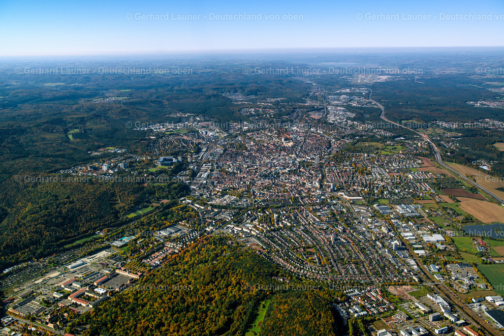 3704404 | KAISERSLAUTERN 14.10.2017 Von Wald und Forstgebieten umgebener Ortskern der Straßen und Häuser und Wohngebiete in Kaiserslautern im Bundesland Rheinland-Pfalz, Deutschland // Surrounded by forest and forest areas center of the streets and houses and residential areas in Kaiserslautern in the state Rhineland-Palatinate, Germany Foto: Gerhard Launer