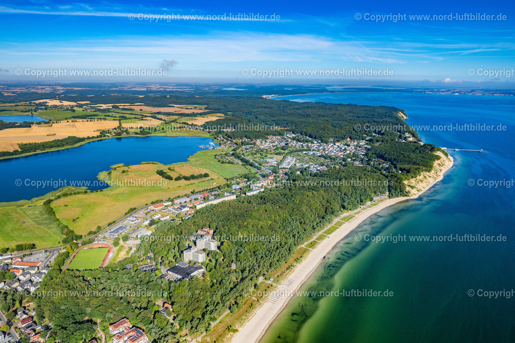 Baabe_Rügen_ELS_7297100822 | OSTSEEBAD BAABE 10.08.2022 Sandstrand- Landschaft und Dünenlandschaft entlang des Küsten- Verlaufes der Ostsee an der Strandstraße in Baabe auf der Insel Rügen im Bundesland Mecklenburg-Vorpommern, Deutschland. // Beach landscape along the of Baltic Sea on Strandstrasse in Baabe in the state Mecklenburg - Western Pomerania, Germany. Foto: Martin Elsen