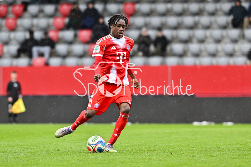 FC Bayern München - Berliner Athletik Klub | MUNICH, GERMANY - 21. FEBRUARY: am BAll Rayan MOUMOUNI (FC Bayern München U19 2)  Einzelfoto / Freisteller während dem Spiel zwischen der U19 des FC Bayern München und der U19 des Berliner Athletik Klubs am 3. Spieltag der DFB-U19 Nachwuchsliga am FC Bayern Campus