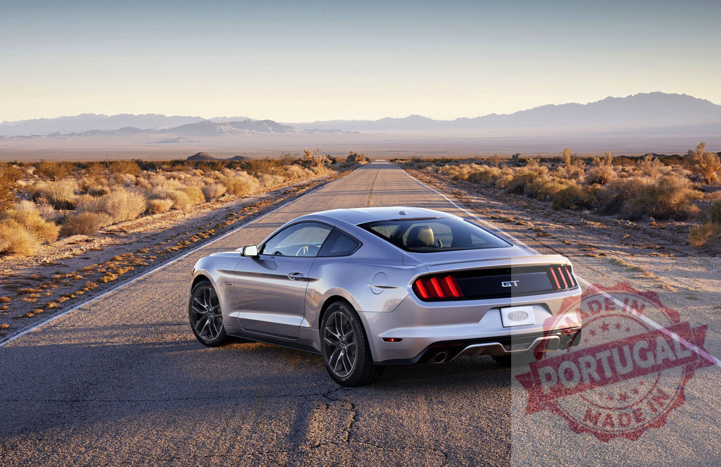 Ford Mustang GT parked on desert road at sunset | Ford Mustang GT silver coupe parked on a long desert road at sunset - Realisiert mit Pictrs.com
