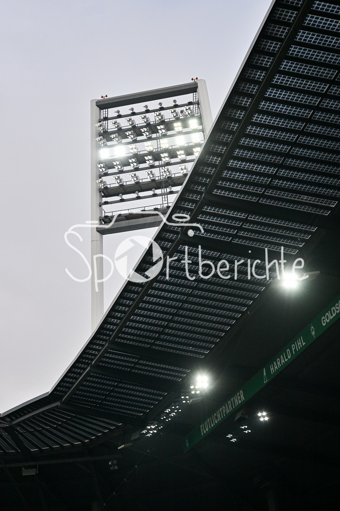 SV Werder Bremen - FC Bayern München | BREMEN, GERMANY - 14. FEBRUARY: im Bild der Flutlichtmasten im Bremer Weserstadion / Symbolbild / Symbolfoto während dem Bundesligamatch zwischen dem SV Werder Bremen und dem FC Bayern München am 22. Spieltag im Weserstadion / DFL REGULATIONS PROHIBIT ANY USE OF PHOTOGRAPHS AS IMAGE SEQUENCES AND/OR QUASI-VIDEO