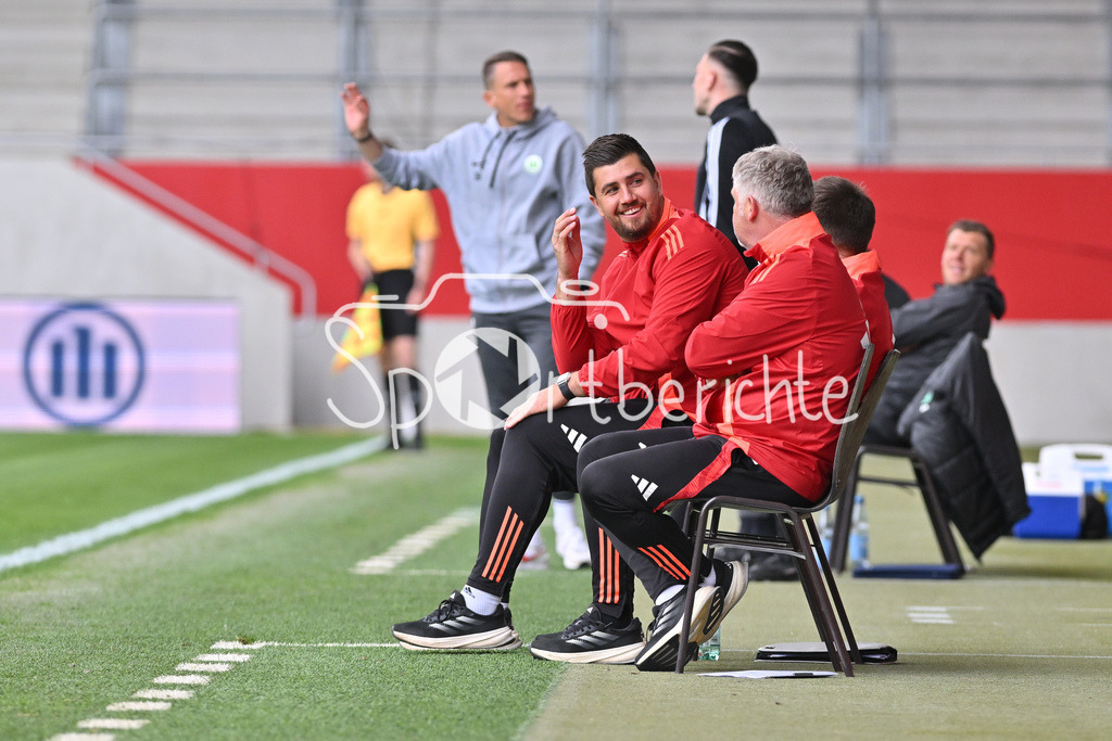 FC Bayern München U19 - VfL Wolfsburg U19 | Im Bild ein lachender Peter GAYDAROV Trainer FC Bayern Muenchen U19 / U19 DFB Nachwuchsliga Endrunde: FC Bayern Muenchen - VfL Wolfsburg, FC Bayern Campus am 26.04.2025