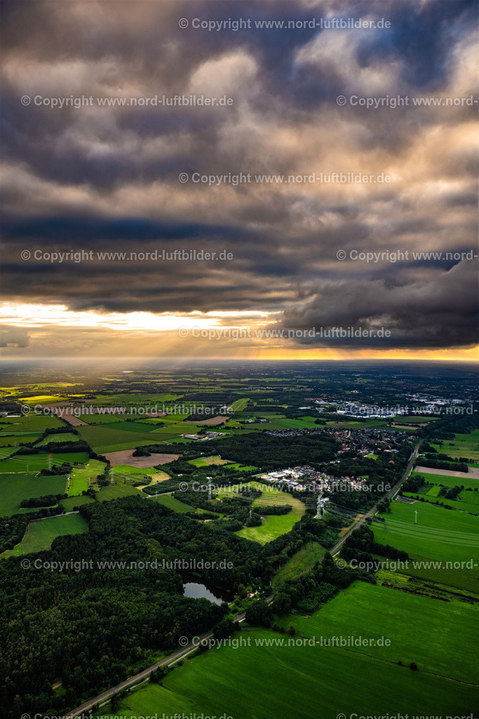 Stade_Flugplatz_Sonnenuntergang_ELS_0397040823 | STADE 04.08.2023 Start- und Landebahn mit Rollfeldgelände des Flugplatz im Sonnenuntergang Stade im Bundesland Niedersachsen, Deutschland. // Runway with taxiway area of the airfield in the sunset Stade in the state Lower Saxony, Germany. Foto: Martin Elsen
