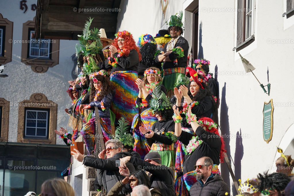 news-2023-Feb16-Unsinniger_Fasching_Reutte-sony-DSC02629 | Info aus dem Bezirk Reutte/Ausserfern Tirol sowie eine umfangreiche Bilddatenbank über die gesamte Region: Lechtal, Talkessel Reutte, Tannheimertal, Zwischentoren. Lech, Plansee, Zugspitze, Grenztunnel, B179, Fernpassstraße, Verkehr, Lawinen, Tradition, - Realisiert mit Pictrs.com