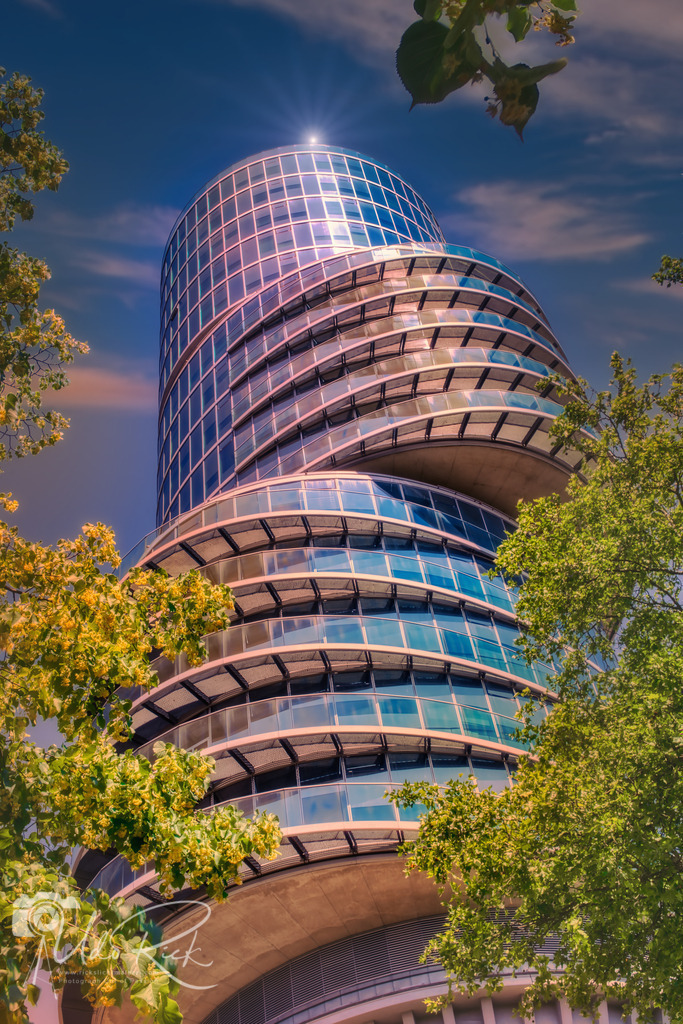 Excenterhaus_Bochum | Das Exzenterhaus ist ein Bürohochhaus an der Universitätsstraße in Bochum. Es überbaut einen ehemals denkmalgeschützten siebengeschossigen Luftschutzbunker aus dem Jahr 1942. 