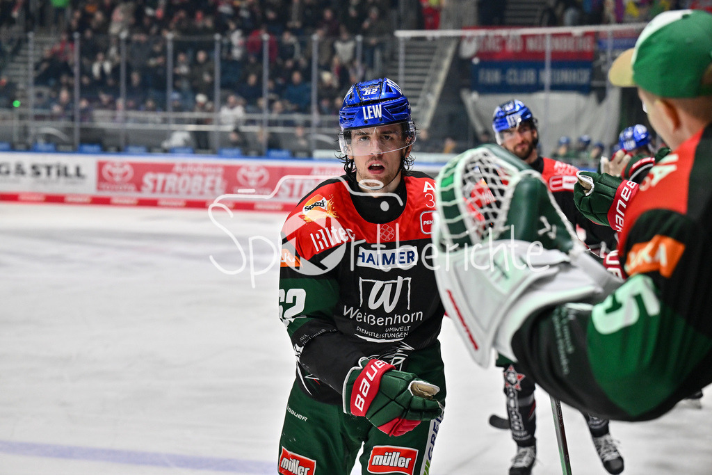 Augsburger Panther - Nürnberg Ice Tigers | Jubel der Panther nach dem Treffer zum 2-1 durch Thomas SCHEMITCH (Augsburger Panther #62) / Freude / happy / Tor / Torschuetze / DEL: Augsburger Panther - Nuernberg Ice Tigers, Curt Frenzel Stadion am 03.01.2025