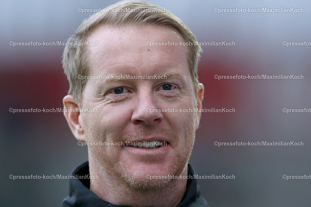 RWE06012402079 | 06.01.2024, Essen, Fußball, Herren, Stadion an der Hafenstraße, Testspiel, Rot-Weiss Essen – 1. FC Köln:  Der neue Cheftrainer Timo Schultz (1.FC Köln) bei seinem ersten Spiel für den Kölner FC. 
DFB regulations prohibit any use of photographs as image sequences and or quasi-video.