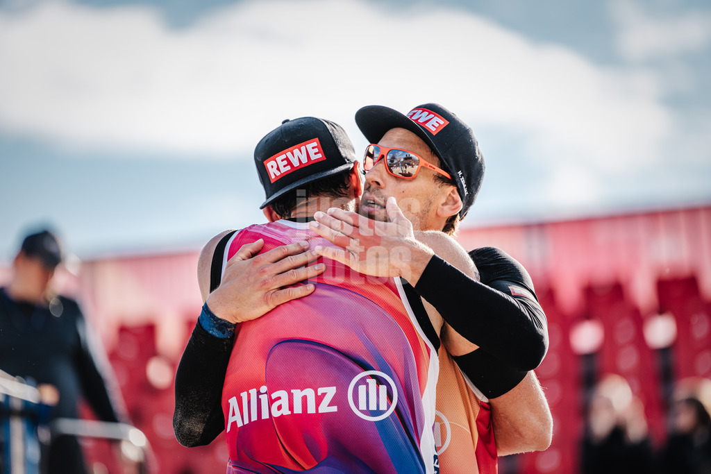 Sportart | Geschlecht | Saison 2022/2023 | Liga | Team1 vs. Team2 | TT.MM.JJJJ | Nejc Zemljak (rechts) umarmt Jonathan Erdmann (links)