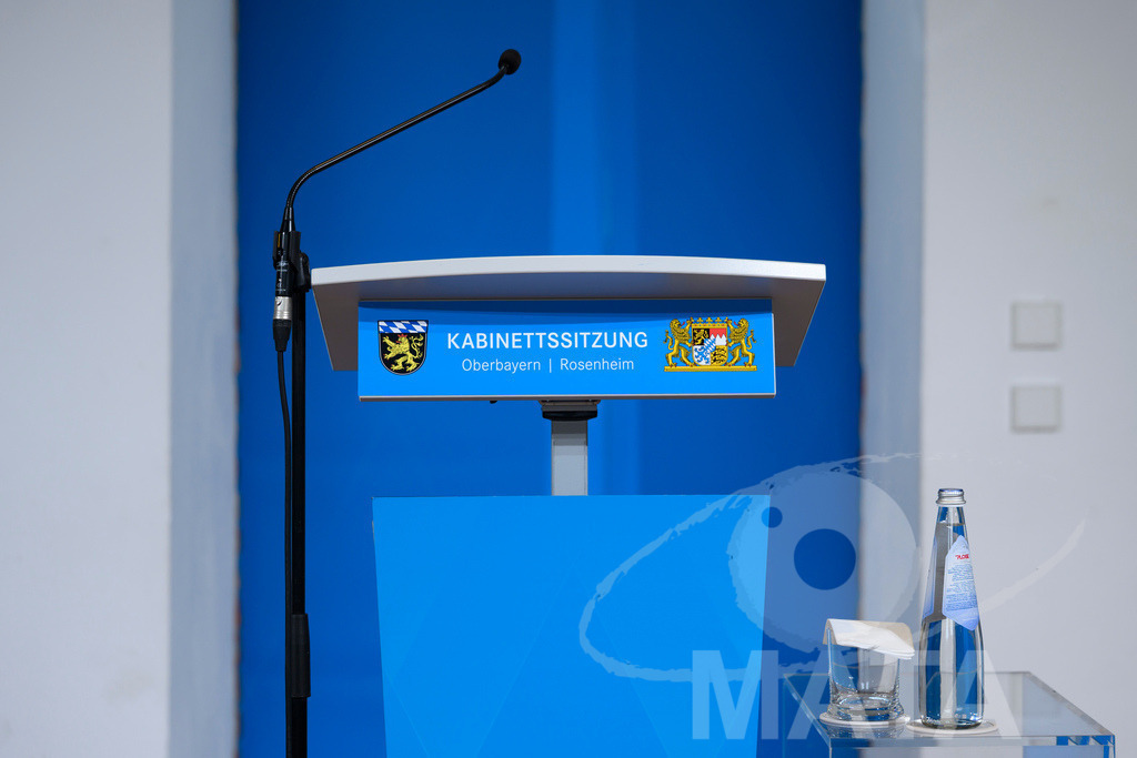 _DW04719 | Pressekonferenz im Lokschuppen. Rosenheim, 02.12.2025 Bayern Deutschland - Realisiert mit Pictrs.com