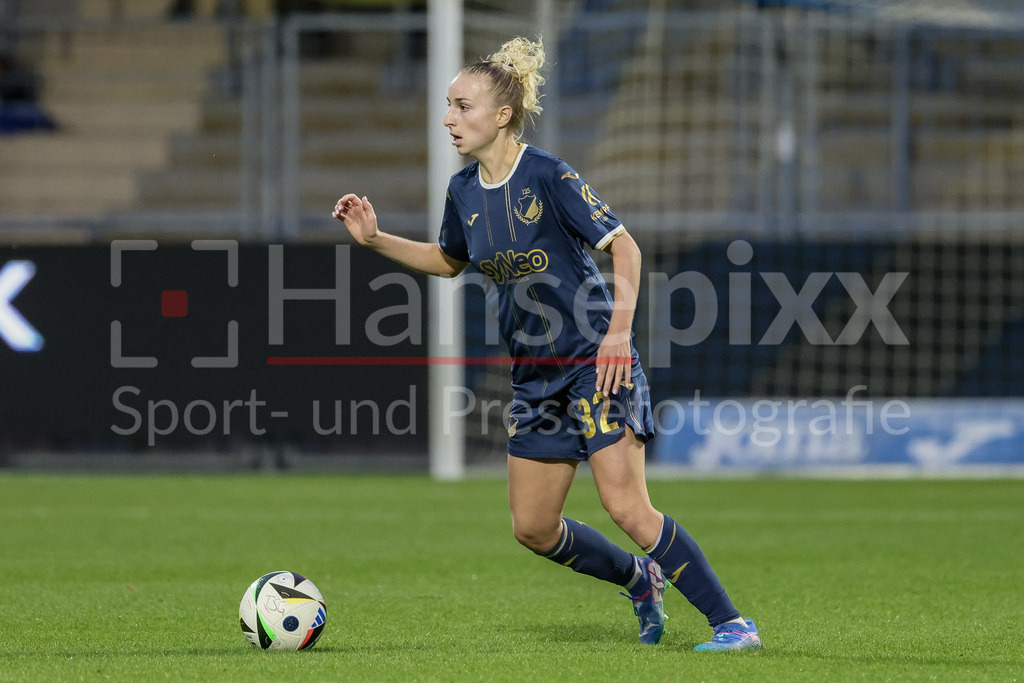 Fussball, Google Pixel Frauen-Bundesliga, TSG 1899 Hoffenheim - SV Werder Bremen | v.li.: Vanessa Diehm (TSG 1899 Hoffenheim, 32) am Ball, Freisteller, Einzelbild, Ganzkörper, Aktion, Action, Spielszene, DIE DFB-RICHTLINIEN UNTERSAGEN JEGLICHE NUTZUNG VON FOTOS ALS SEQUENZBILDER UND/ODER VIDEOÄHNLICHE FOTOSTRECKEN. DFB REGULATIONS PROHIBIT ANY USE OF PHOTOGRAPHS AS IMAGE SEQUENCES AND/OR QUASI-VIDEO.